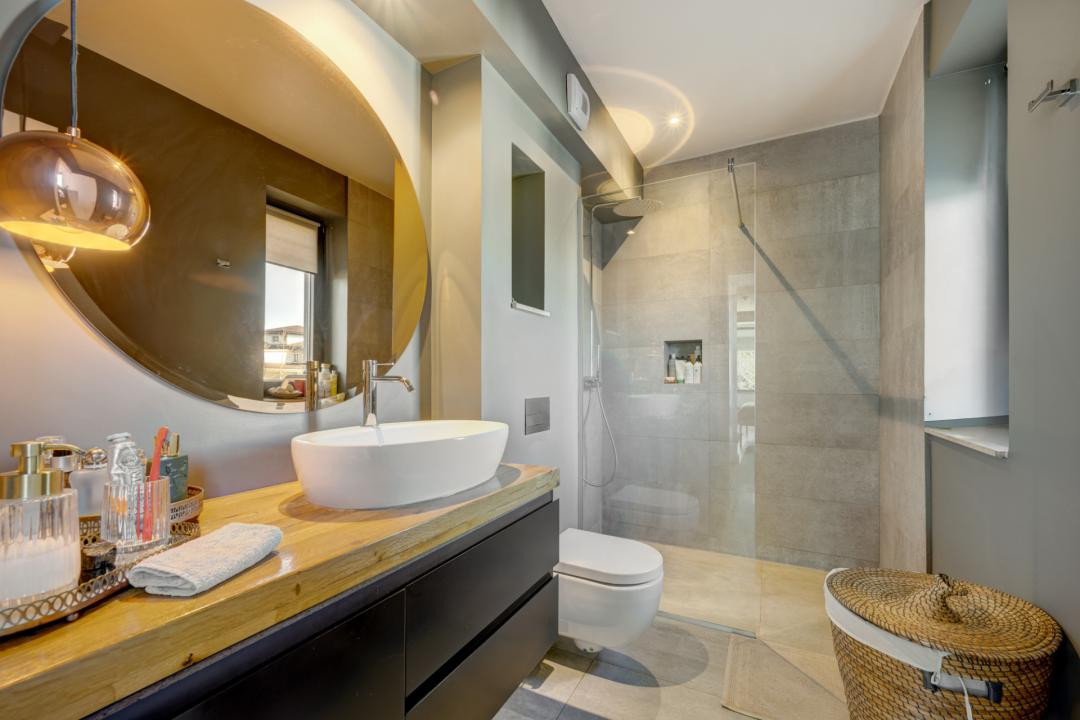 Vila eleganta cu 7 camere, cu curte generoasa, in apropierea Scolii Americane