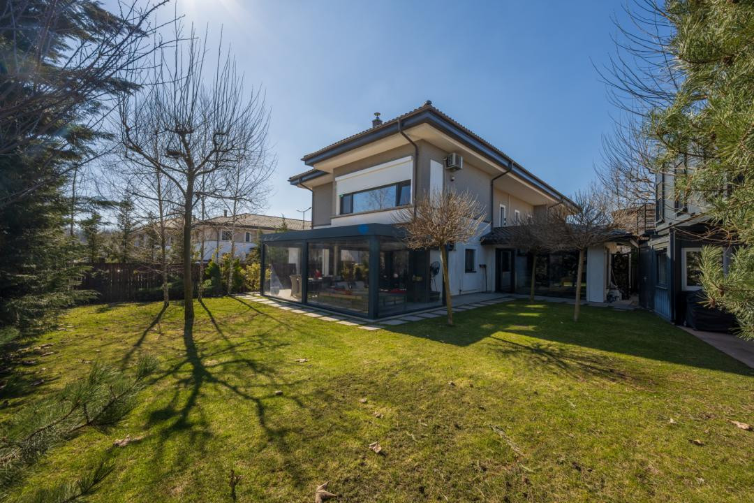 Vila eleganta cu 7 camere, cu curte generoasa, in apropierea Scolii Americane