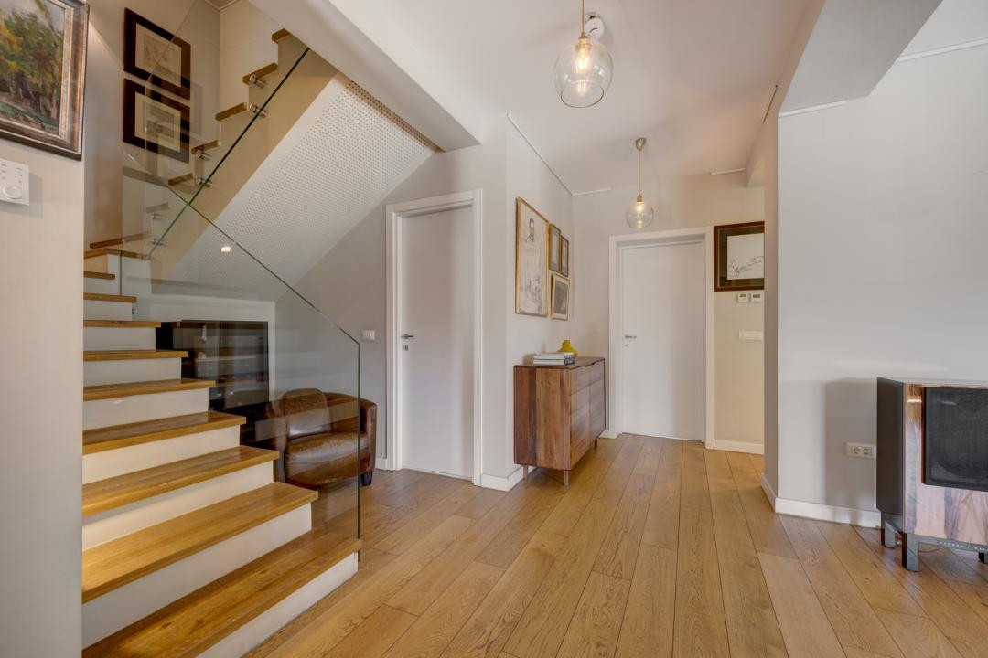 Vila eleganta cu 7 camere, cu curte generoasa, in apropierea Scolii Americane