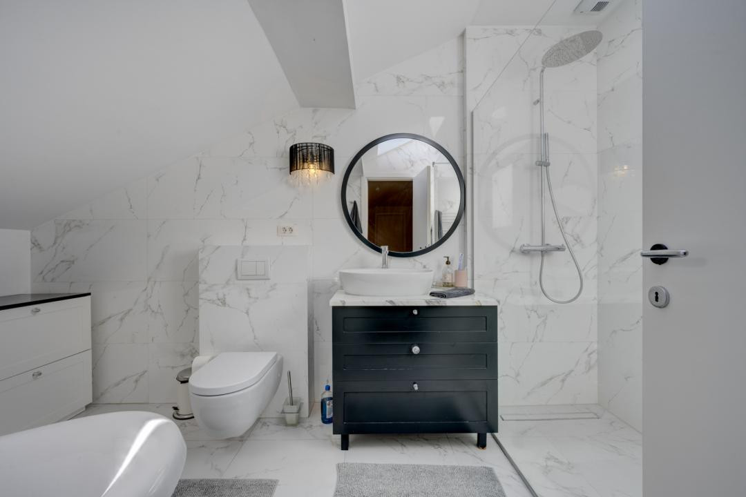 Vila eleganta cu 7 camere, cu curte generoasa, in apropierea Scolii Americane