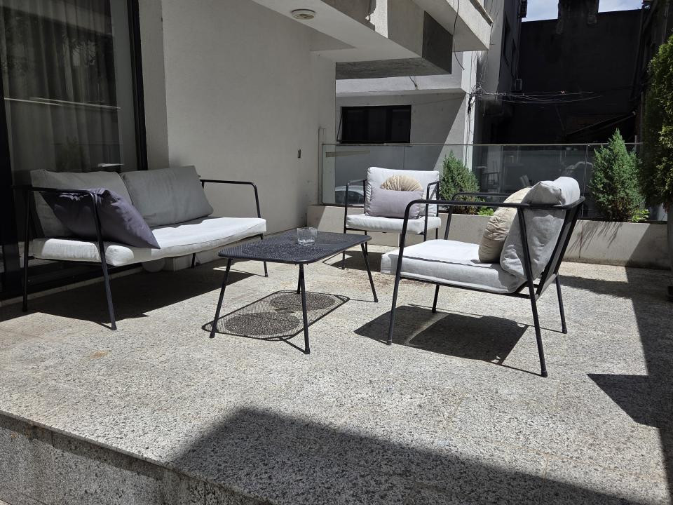 Apartament langa Piata Victoriei, cu terasa generoasa
