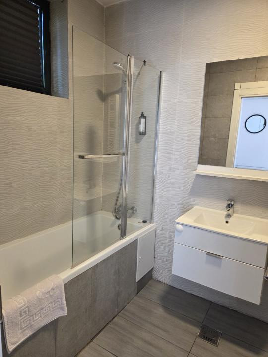 Apartament langa Piata Victoriei, cu terasa generoasa