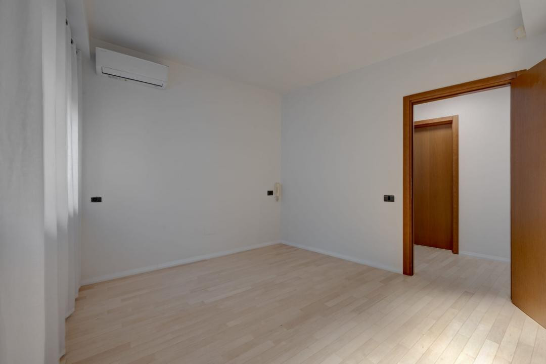 2 bedroom apartment close to Charles de Gaulle square