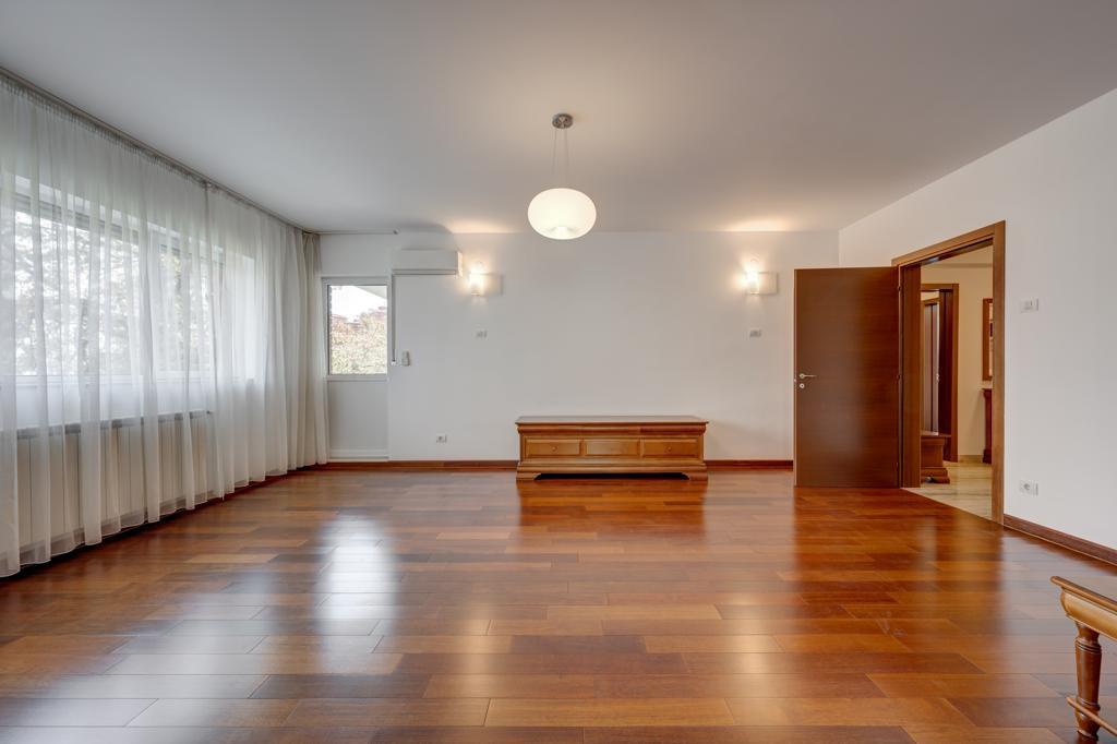 Apartament 4 camere, langa Parcul Ioanid, cu parcare inclusa