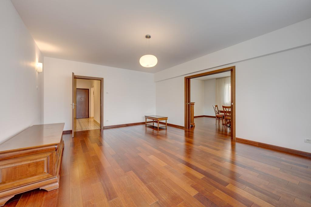 Apartament 4 camere, langa Parcul Ioanid, cu parcare inclusa