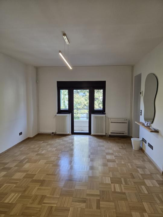 Vilă renovată și consolidată, de închiriat în Piața Dorobanți 