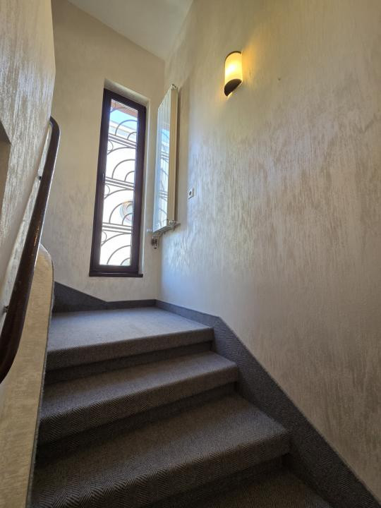 Vilă renovată și consolidată, de închiriat în Piața Dorobanți 