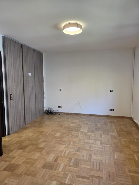 Vilă renovată și consolidată, de închiriat în Piața Dorobanți 