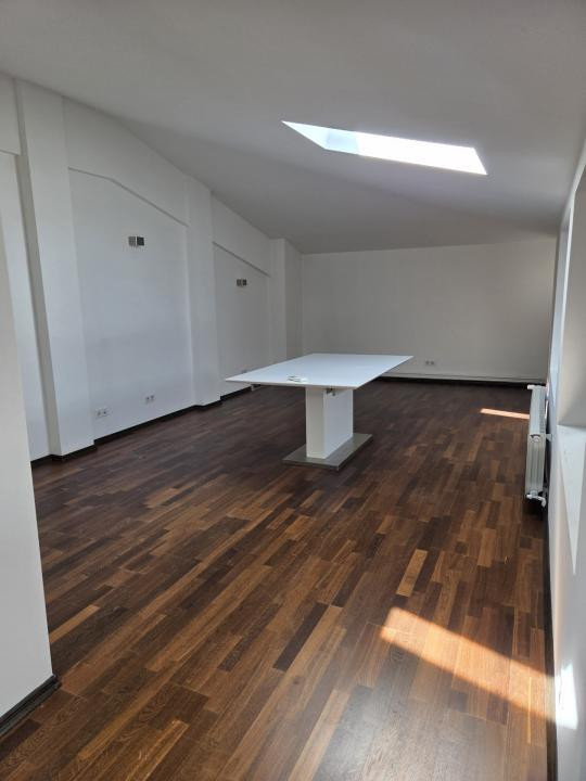 Vilă renovată și consolidată, de închiriat în Piața Dorobanți 