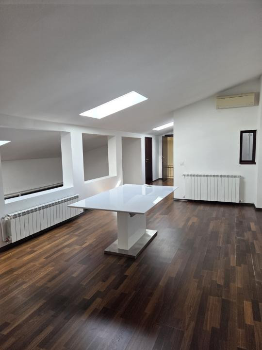 Vilă renovată și consolidată, de închiriat în Piața Dorobanți 