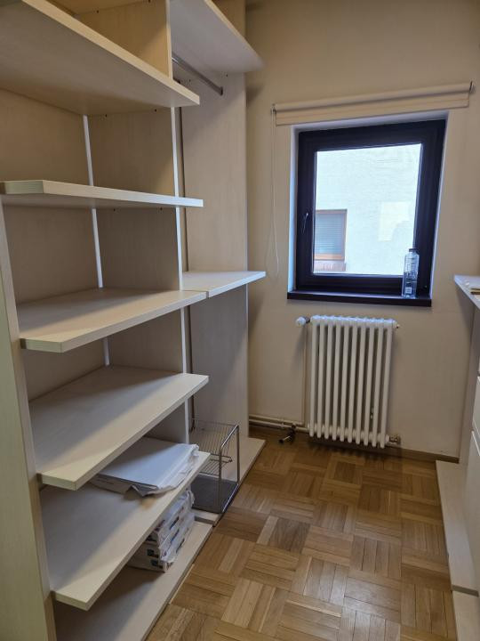 Vilă renovată și consolidată, de închiriat în Piața Dorobanți 