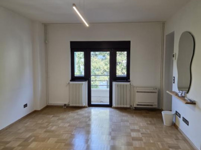 Vilă renovată și consolidată, de închiriat în Piața Dorobanți 