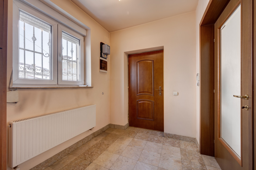 Vila cu 7 camere, zona Calea Calarasilor