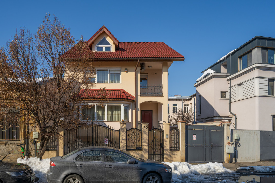 Vila cu 7 camere, zona Calea Calarasilor