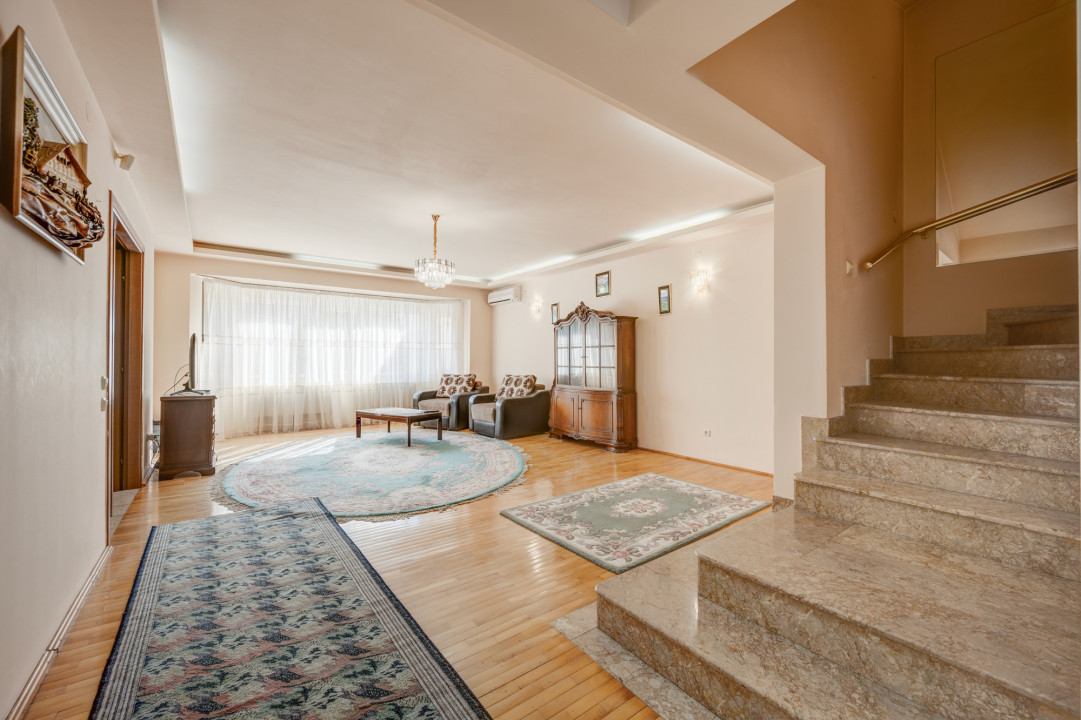 Vila cu 7 camere, zona Calea Calarasilor