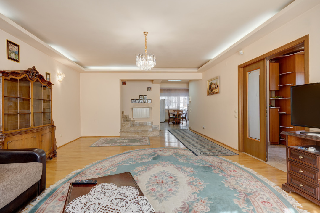 Vila cu 7 camere, zona Calea Calarasilor