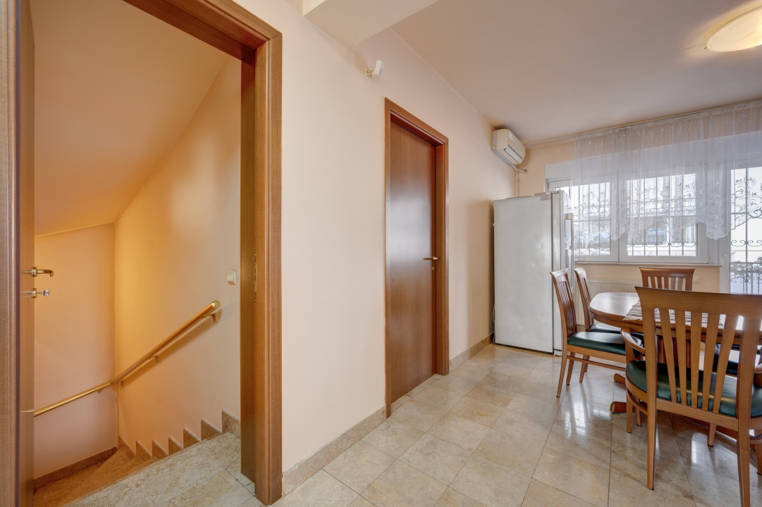 Vila cu 7 camere, zona Calea Calarasilor