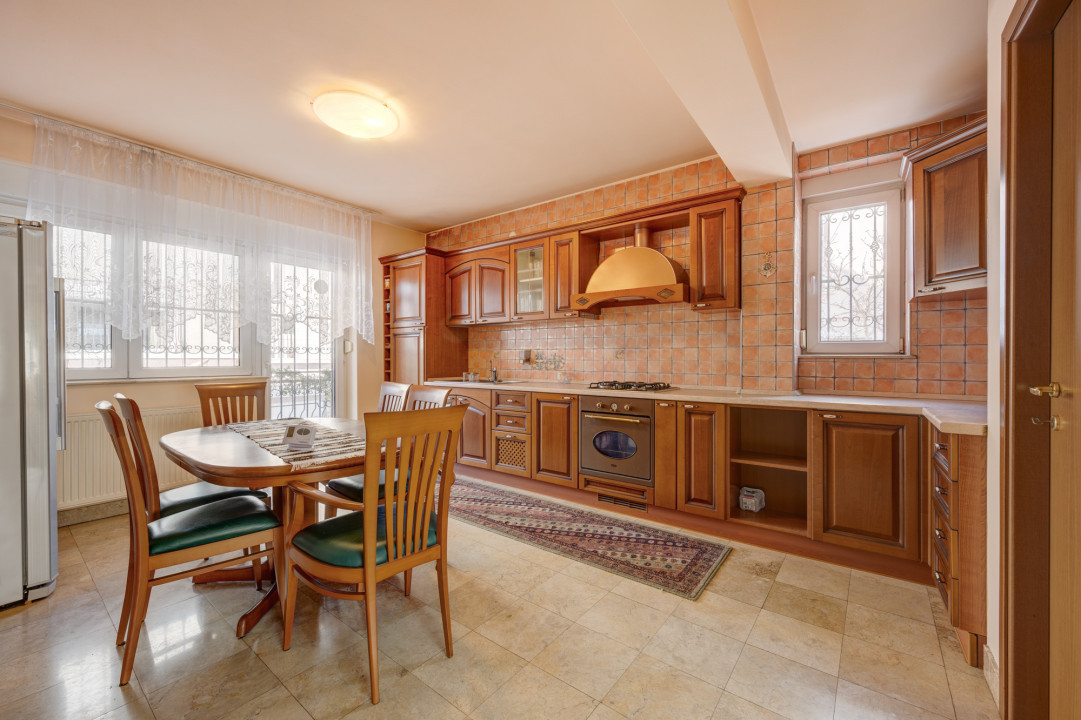 Vila cu 7 camere, zona Calea Calarasilor