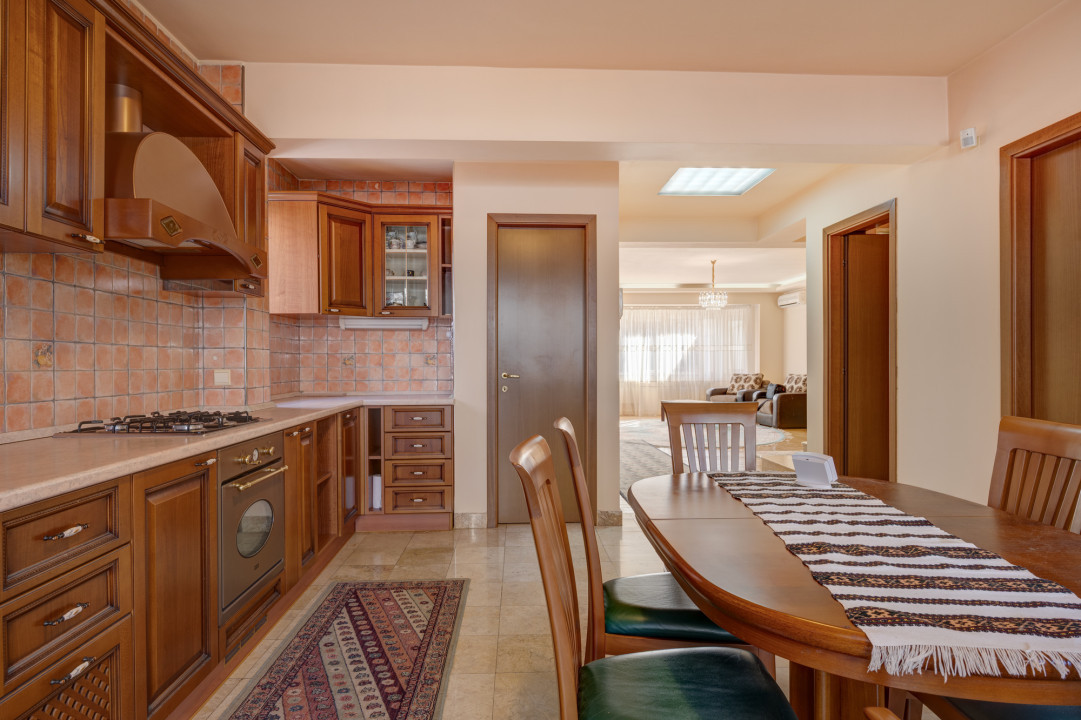 Vila cu 7 camere, zona Calea Calarasilor