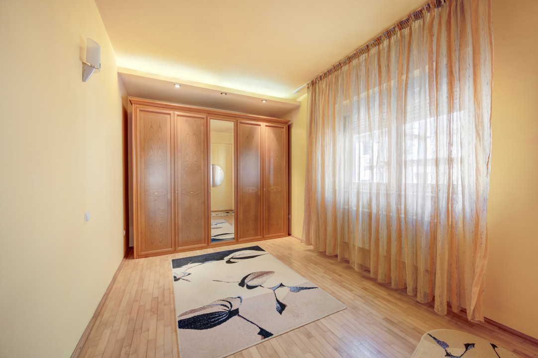 Vila cu 7 camere, zona Calea Calarasilor