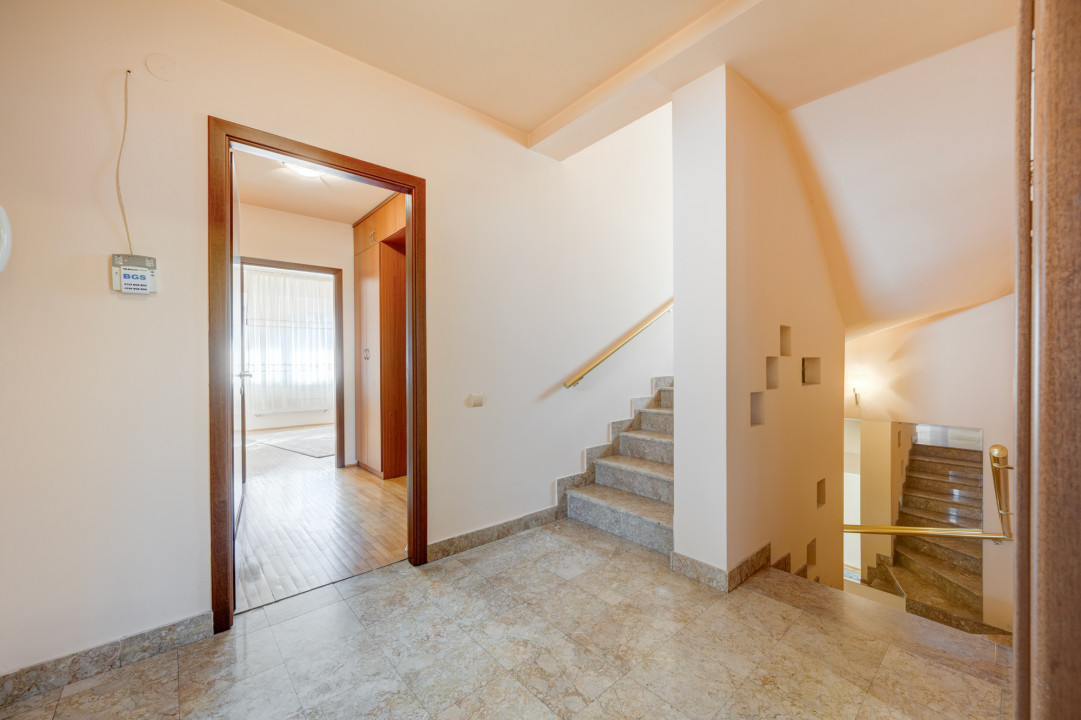 Vila cu 7 camere, zona Calea Calarasilor