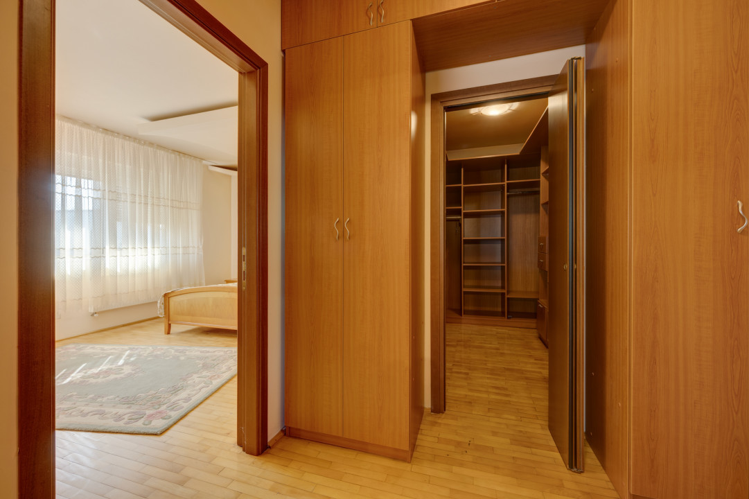 Vila cu 7 camere, zona Calea Calarasilor