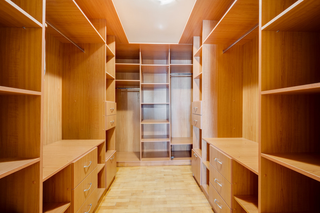 Vila cu 7 camere, zona Calea Calarasilor