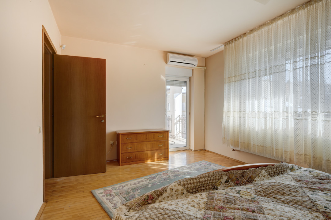 Vila cu 7 camere, zona Calea Calarasilor