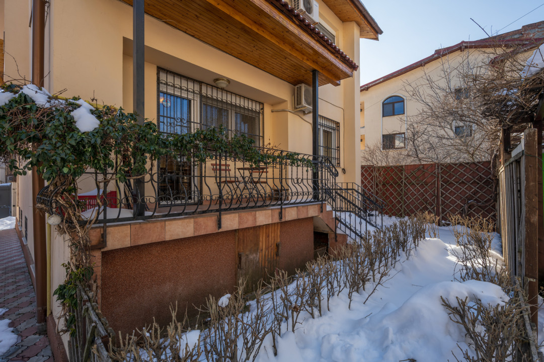 Vila cu 7 camere, zona Calea Calarasilor