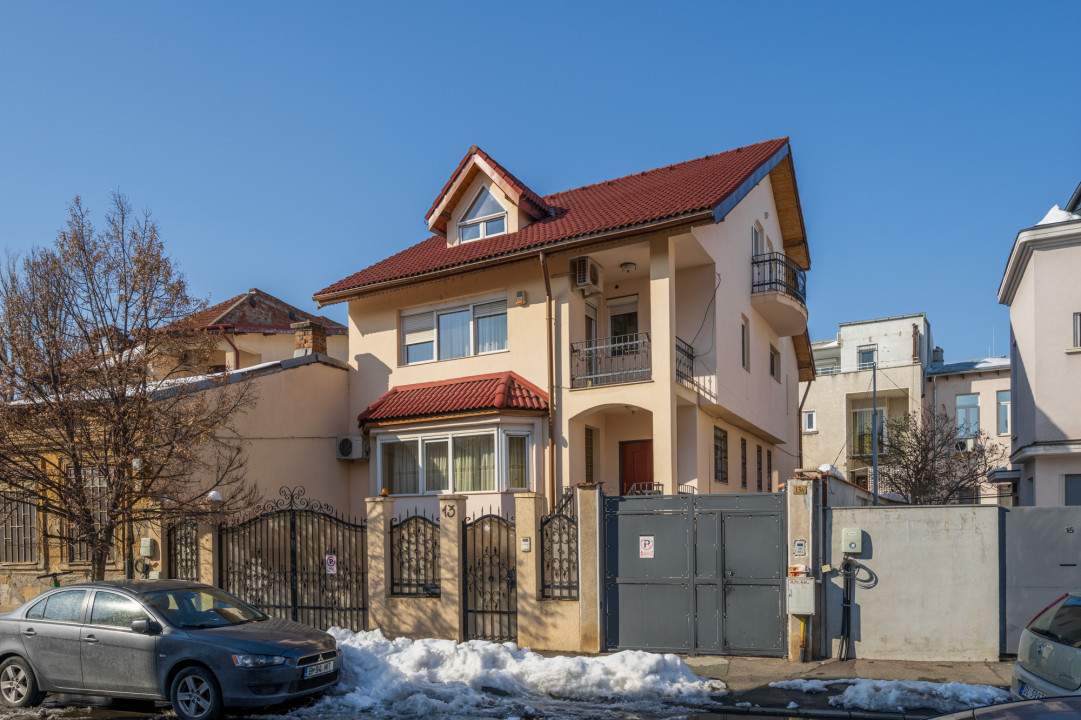 Vila cu 7 camere, zona Calea Calarasilor