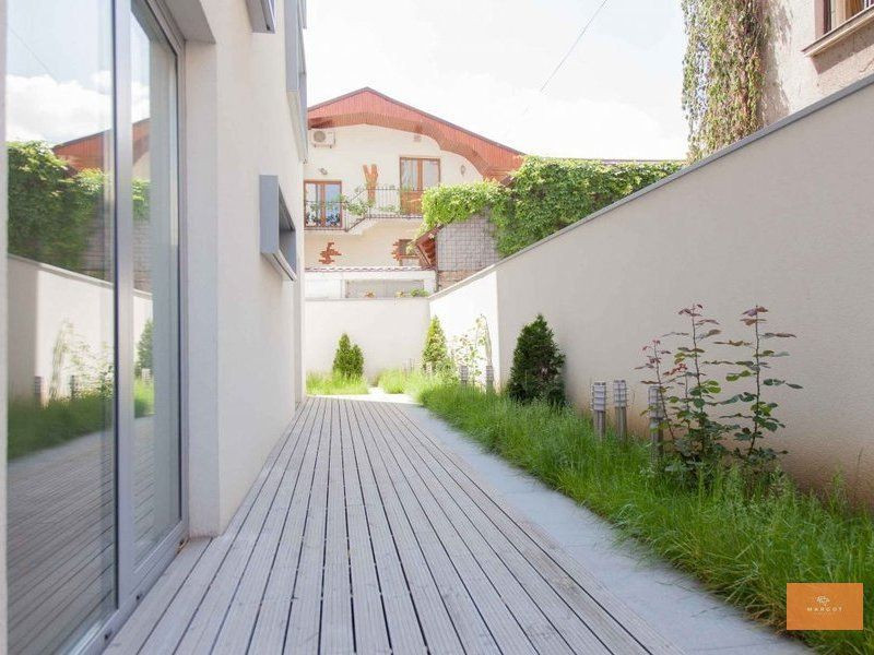 Beautiful garden apartment downtown