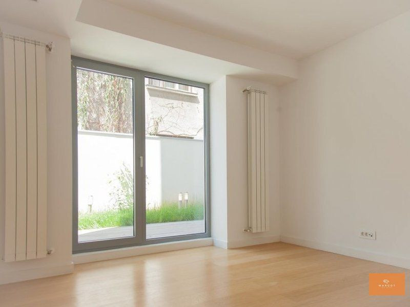 Beautiful garden apartment downtown