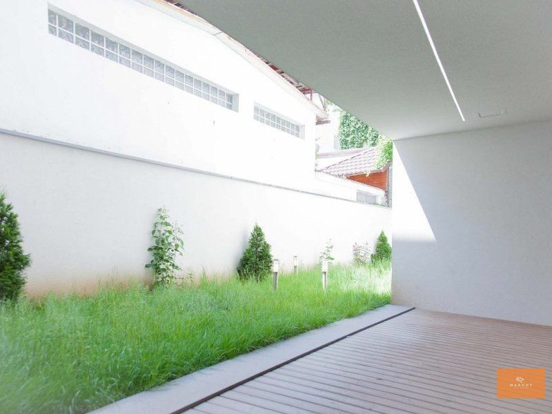 Beautiful garden apartment downtown