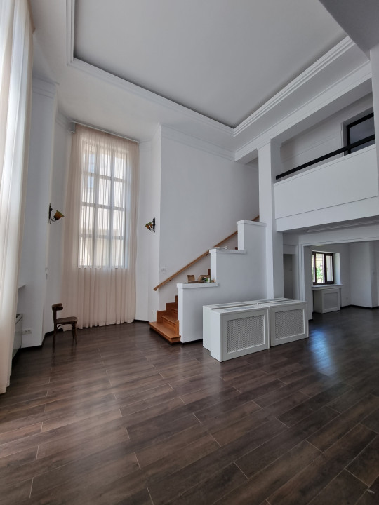 Vila cu arhitectura deosebita, in zona Universitate