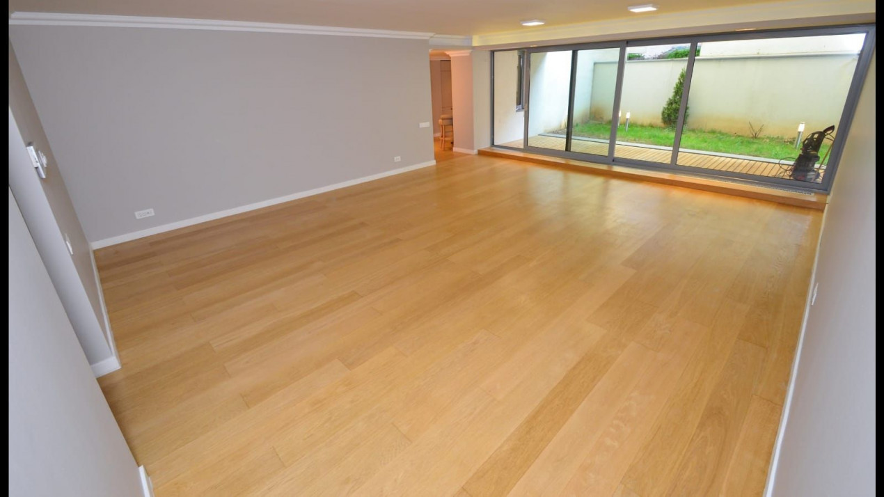 Beautiful garden apartment downtown