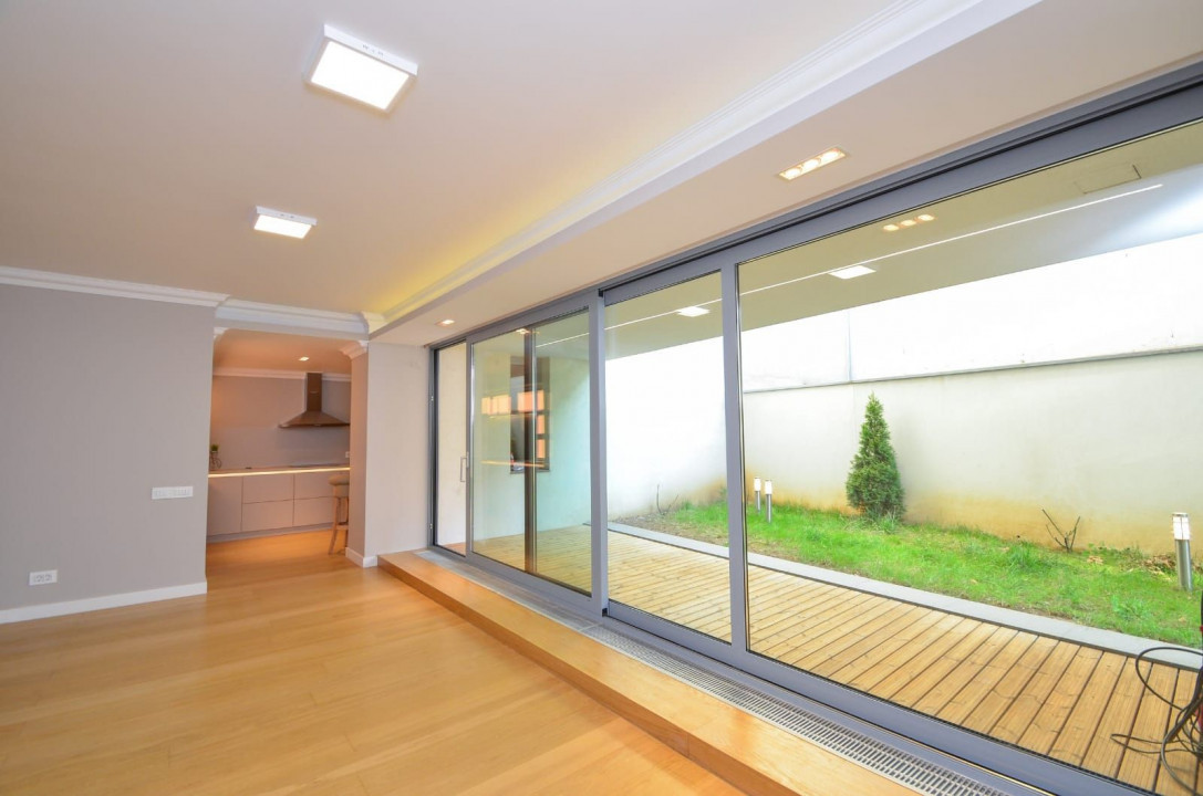 Beautiful garden apartment downtown