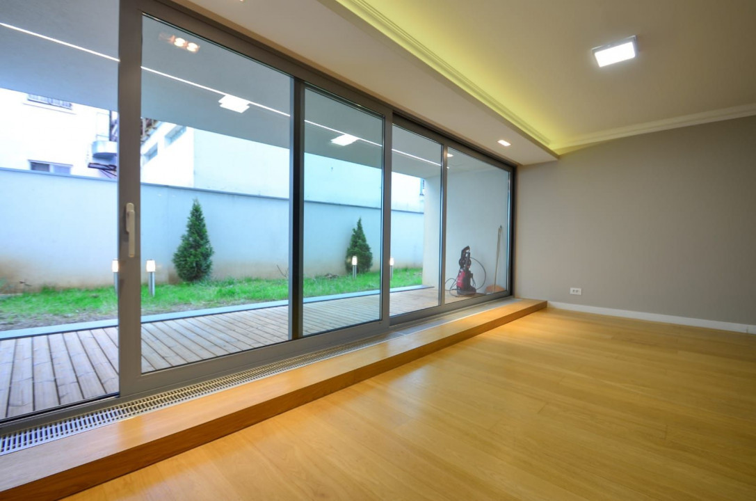 Beautiful garden apartment downtown