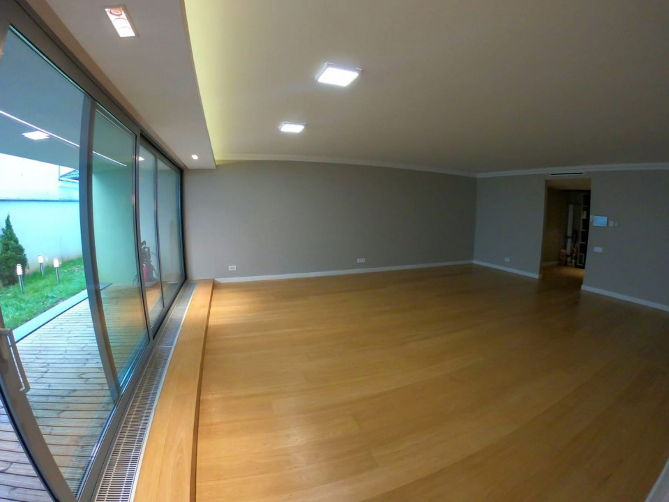 Beautiful garden apartment downtown