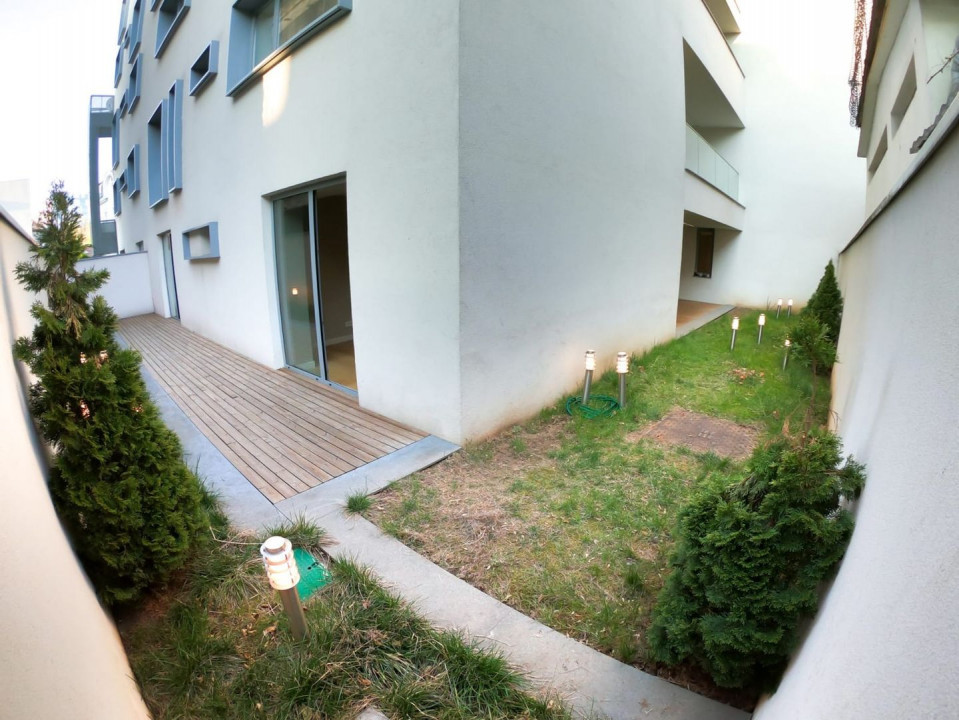 Beautiful garden apartment downtown