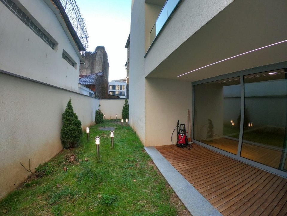 Beautiful garden apartment downtown