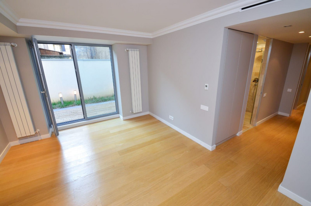 Beautiful garden apartment downtown