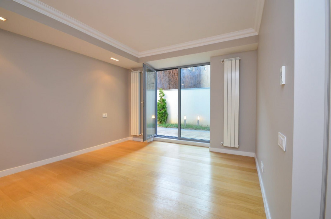 Beautiful garden apartment downtown