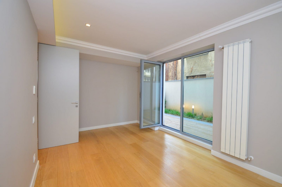 Beautiful garden apartment downtown