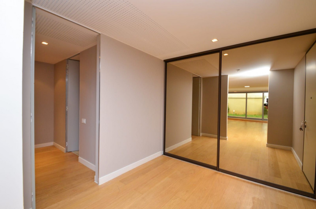 Beautiful garden apartment downtown