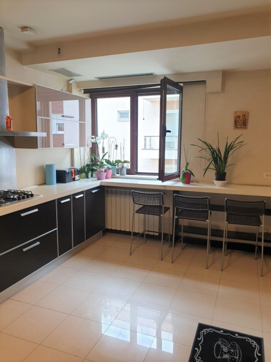 Apartament  generos, cu 4 camere, partial mobilat, langa Parcul Herastrau