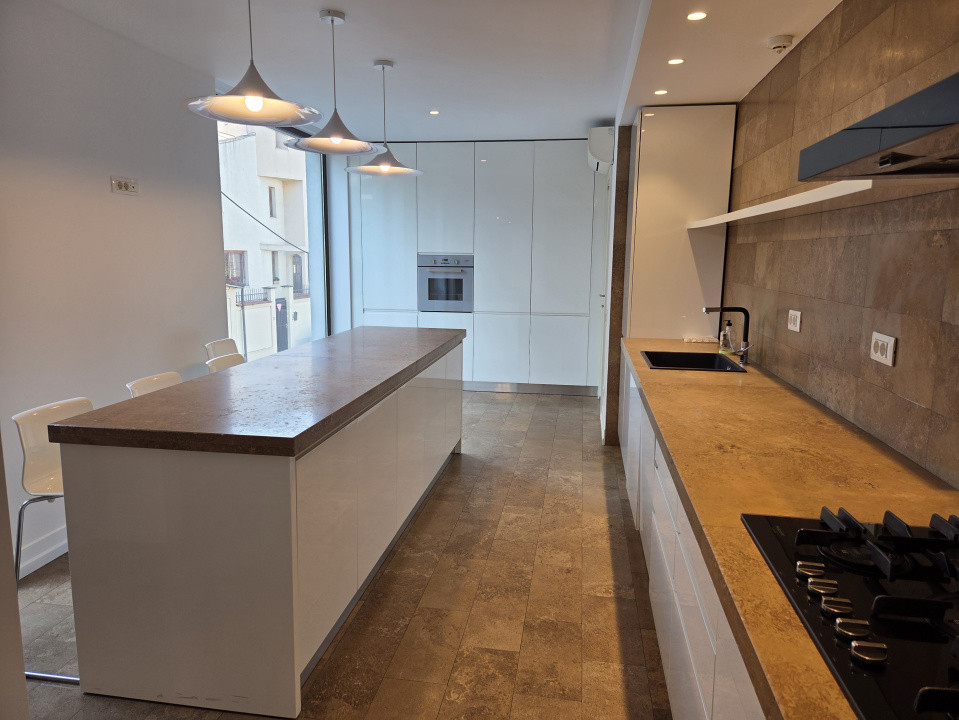 Apartament singur pe etaj, cu 4 camere, in imobil boutique