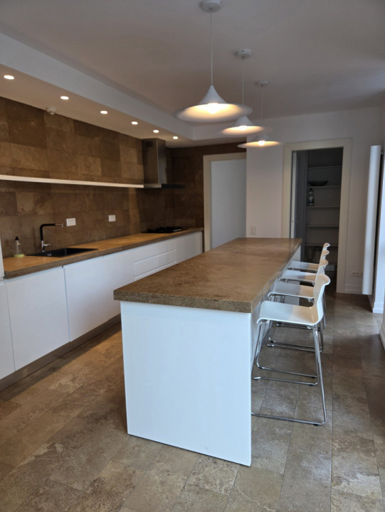 Apartament singur pe etaj, cu 4 camere, in imobil boutique